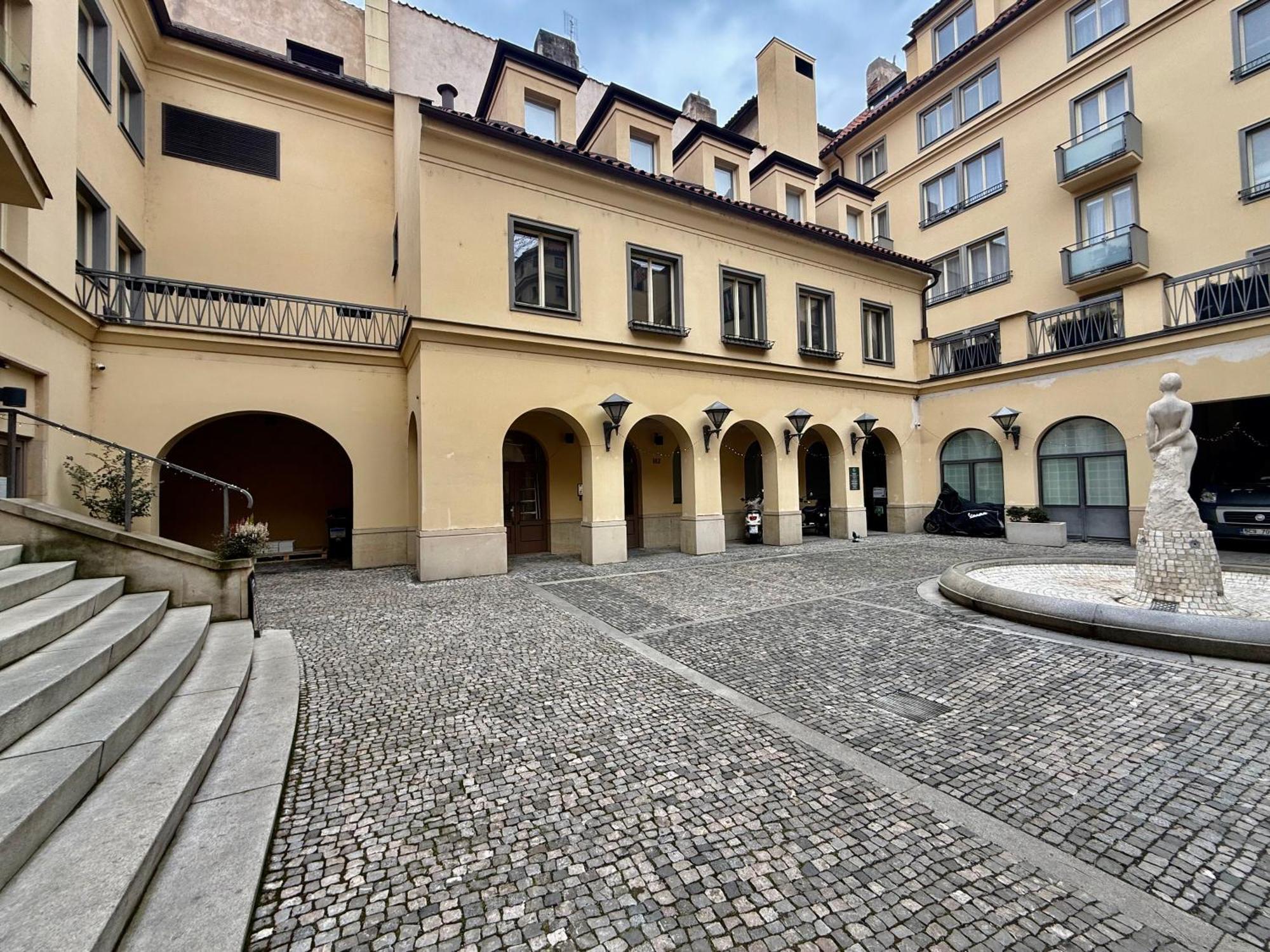 Unique Charles Bridge 2Bdr Apartment. Prag Exteriör bild