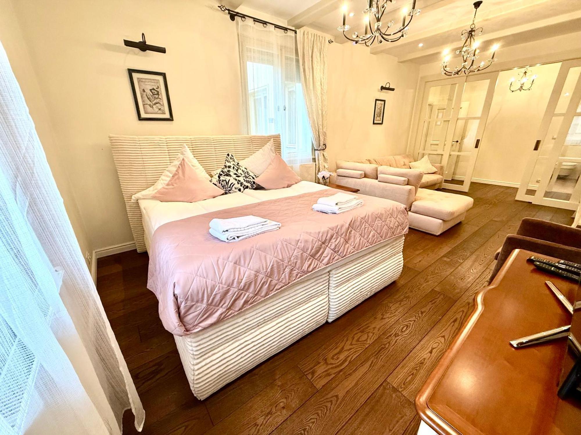 Unique Charles Bridge 2Bdr Apartment. Prag Exteriör bild