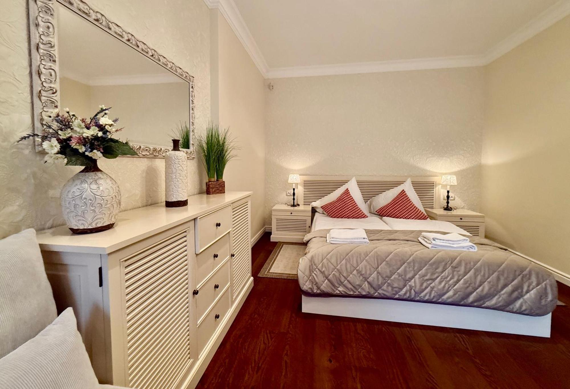 Unique Charles Bridge 2Bdr Apartment. Prag Exteriör bild