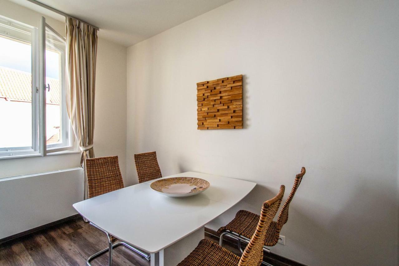 Unique Charles Bridge 2Bdr Apartment. Prag Exteriör bild