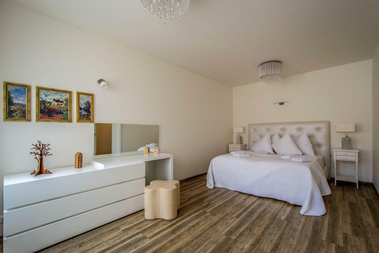 Unique Charles Bridge 2Bdr Apartment. Prag Exteriör bild